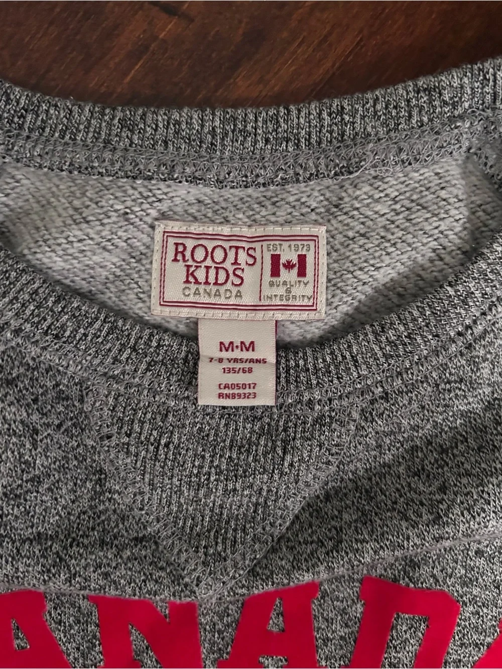 Canada shortsleeve heathered grey sweatshirt - size M (7-8 yrs) 135/68